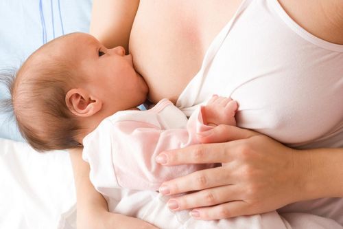 Megfelelő csecsemő táplálására (jobbra) Megfelelő táplálás baba
