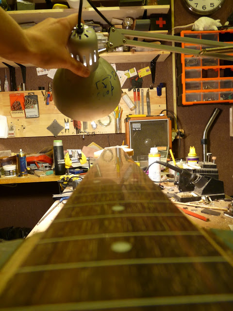 Процес обезлажіванія бас-гітари з палісандровою накладкою