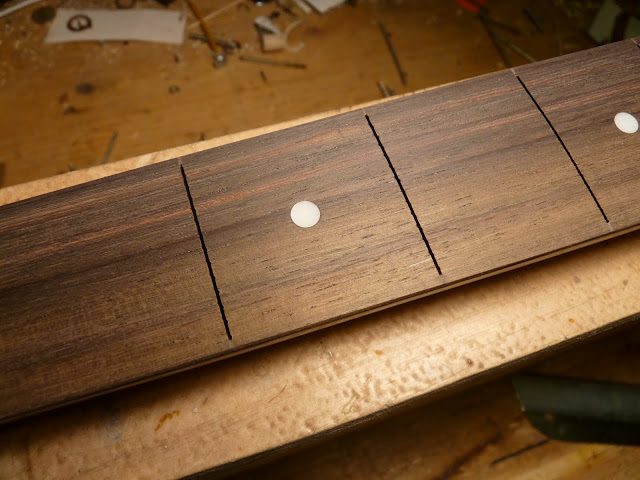 Procesul de dezumidificare a unei chitari bas cu o suprapunere din lemn de trandafir