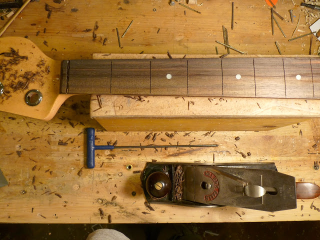 Procesul de dezumidificare a unei chitari bas cu o suprapunere din lemn de trandafir