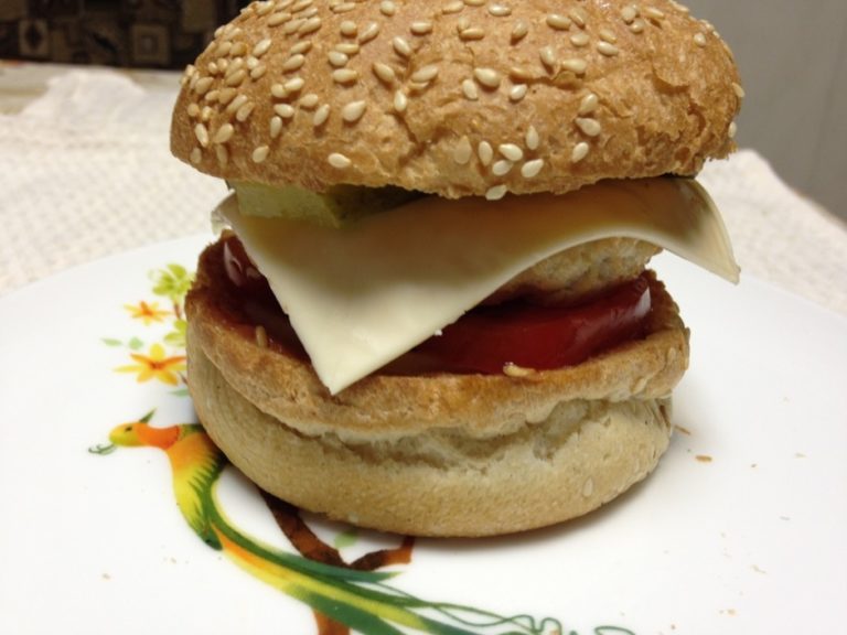 Reteta Burger acasa cu fotografii, cheeseburger cu pui pas cu pas, regele burger - cupoane, meniu