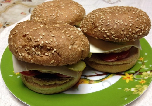 Reteta Burger acasa cu fotografii, cheeseburger cu pui pas cu pas, regele burger - cupoane, meniu