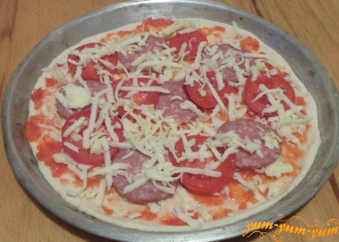 Рецепт піци з ковбасою, помідорами і сиром