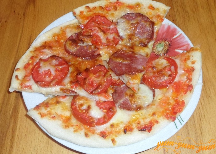 Rețetă pentru pizza cu cârnați, roșii și brânză