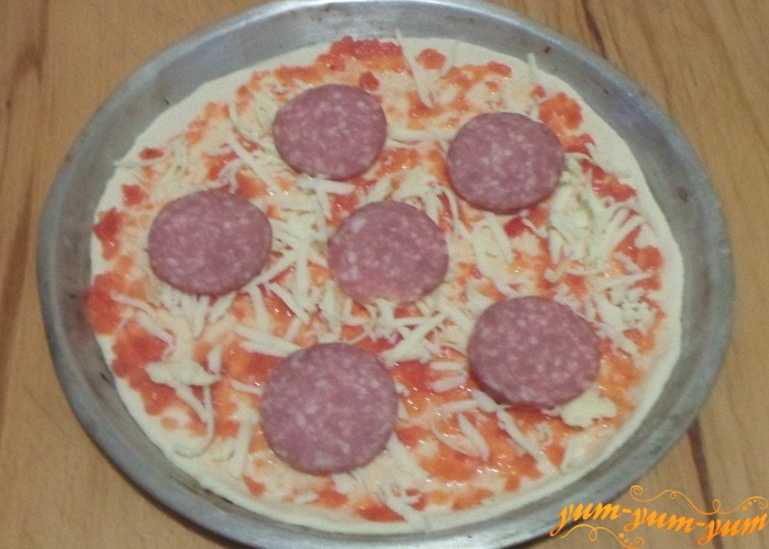 Rețetă pentru pizza cu cârnați, roșii și brânză