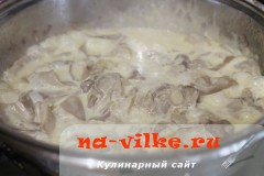 Рецепт приготування смачних глив в сметані з цибулею