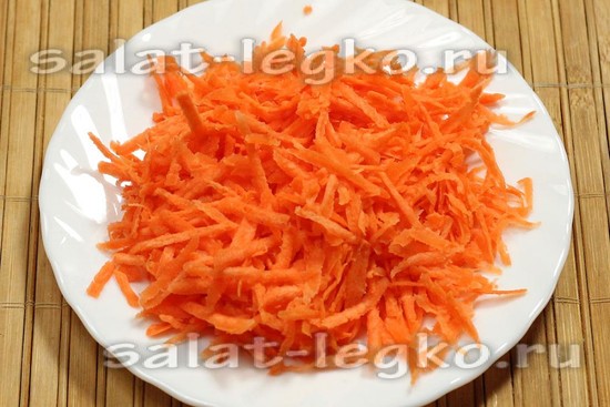 Салат з моркви з куркою, апельсином та яблуком