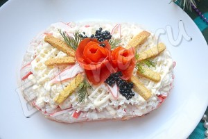 Салат з крабовими паличками, рисом і помідорами