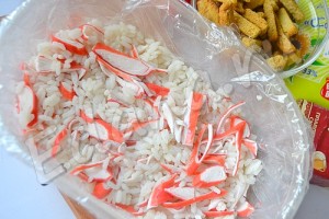 Salată cu bastoane de crab, orez și roșii
