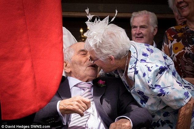 A legtöbb idős házaspár a világ, a vőlegény - 103 év!