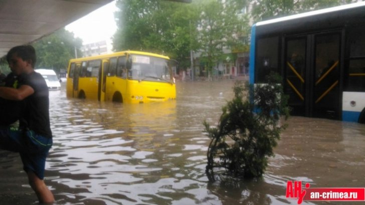 Сімферополь затопило через сильну зливу (відео) - новини Руан
