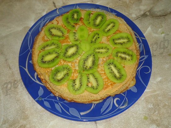 Солодкий млинцевий торт з фруктами