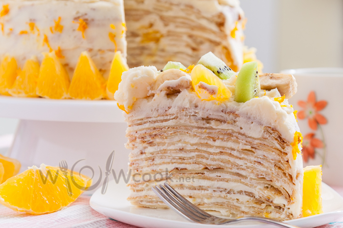 Солодкий млинцевий торт зі сметанним кремом і фруктами