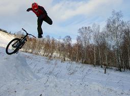 Snow síugró a leszállás puha hó (MTB) Snow síugró a leszállás puha hó