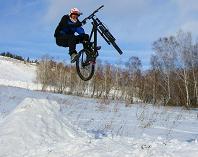 Snow síugró a leszállás puha hó (slopestyle) Snow síugró a leszállás puha hó