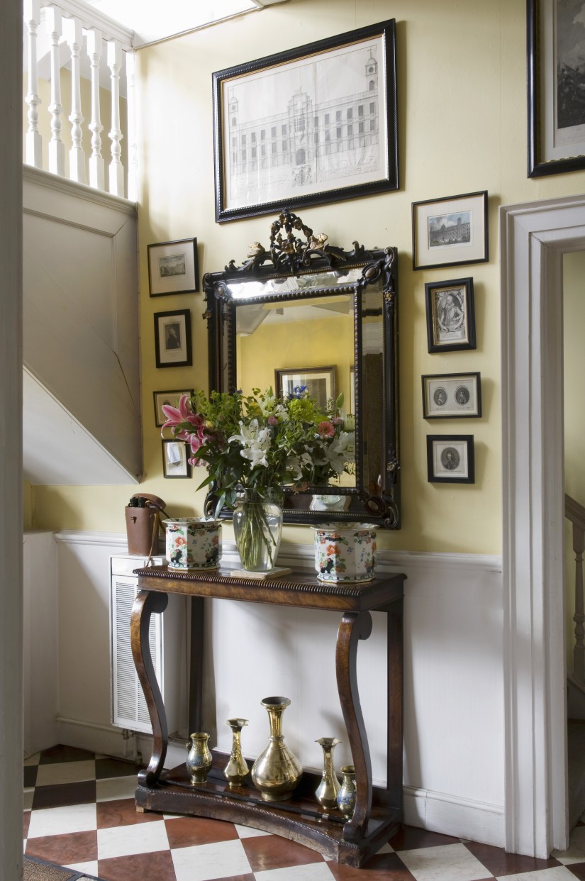 Поєднання коричневого кольору в інтер'єрі з іншими квітами, поєднання шпалер, штор, меблів і підлоги