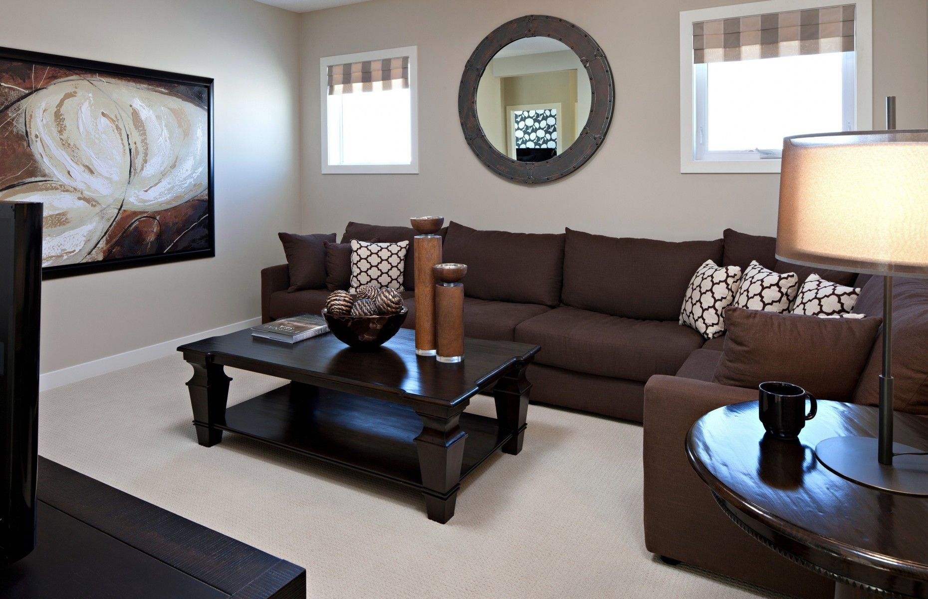 A kombináció a barna szín a belső más színek kombinációja, tapéta, függöny, bútorok és a padló