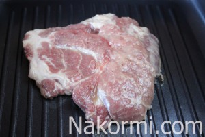 Gât de carne de porc gestant într-o rețetă de tigaie cu o fotografie