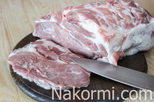 Gât de carne de porc gestant într-o rețetă de tigaie cu o fotografie