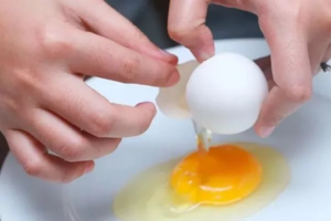 Стаття про те, як перевірити свіжість курячого яйця і поради по зберіганню цього продукту