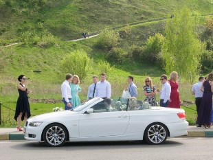 Esküvői autóbérlés, autóbérlés sofőrrel egy esküvő, egy esküvői autó alján