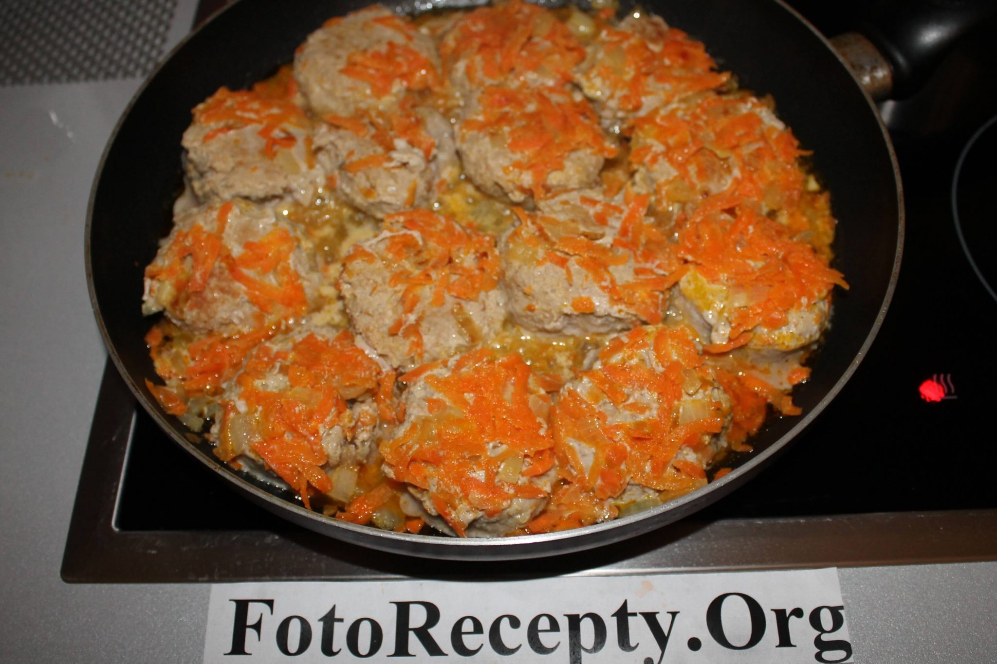 Тефтелі в сметанному соусі на сковороді як приготувати - покрокові рецепти страв з фото в домашніх