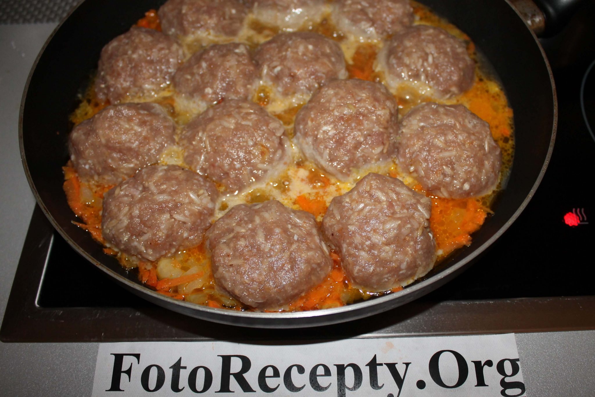 Тефтелі в сметанному соусі на сковороді як приготувати - покрокові рецепти страв з фото в домашніх