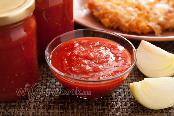 Ketchup de tomate pentru iarna acasă, o rețetă cu o fotografie