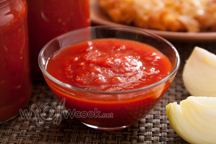 Ketchup de tomate pentru iarna acasă, o rețetă cu o fotografie