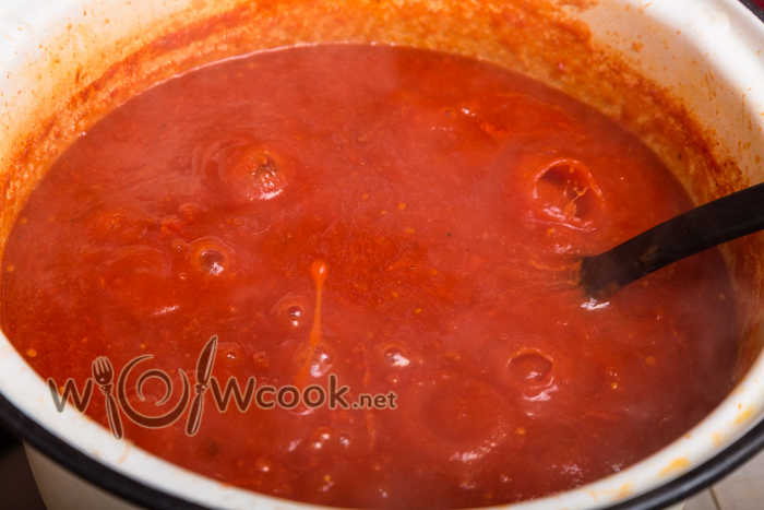 Ketchup de tomate pentru iarna acasă, o rețetă cu o fotografie