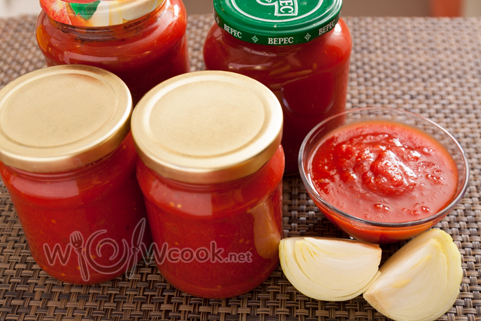 Ketchup de tomate pentru iarna acasă, o rețetă cu o fotografie