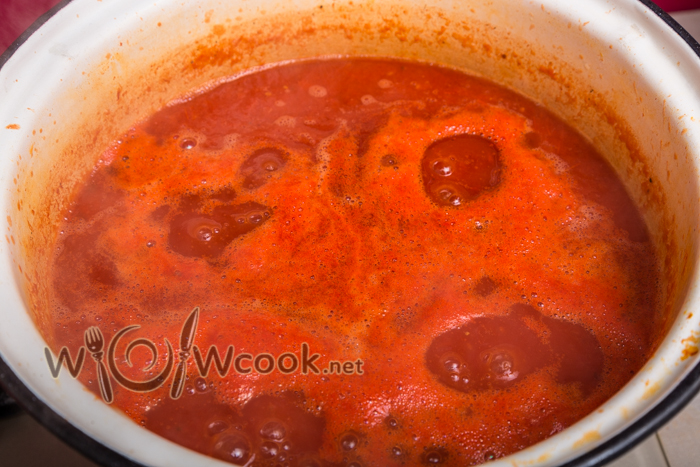 Ketchup de tomate pentru iarna acasă, o rețetă cu o fotografie