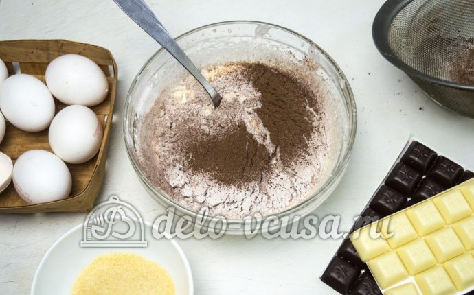 Coaceți trei rețetă de ciocolată cu preparat pas cu pas a unui tort de mousse trei ciocolată