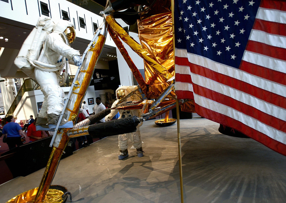 A murit legendarul astronaut american fără armstrong - prima persoană de pe Lună