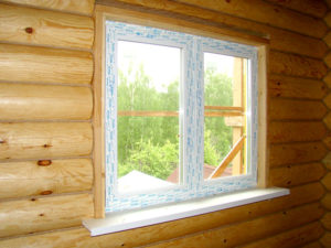 Telepítése műanyag ablak kezét egy fából készült ház fotó