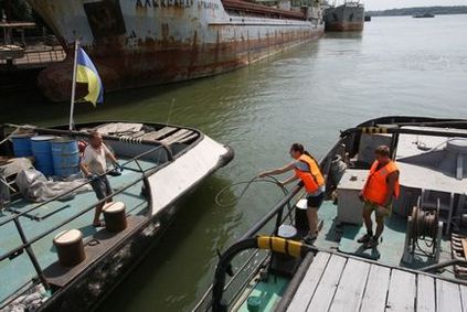 Відро води для новачка, або чим живуть моряки - цікаві історії - миють палубу Машков, їдять гострий