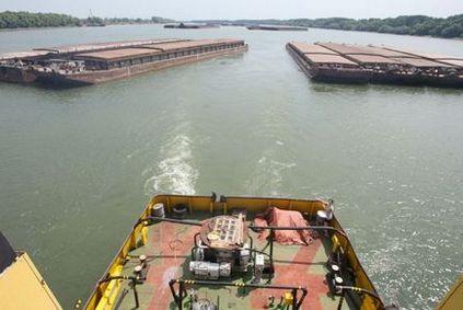 Відро води для новачка, або чим живуть моряки - цікаві історії - миють палубу Машков, їдять гострий