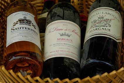 Borkészítés Bordeaux (Bordeaux), Franciaország - a vörös és fehérbor (francia bor) Borkészítés Bordeaux (Bordeaux), Franciaország - a vörös és fehérbor