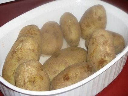 Cartofi delicios într-un cuptor cu microunde