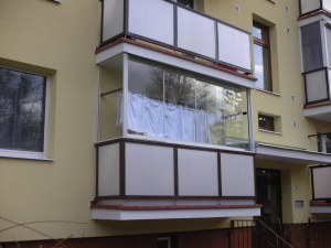 Vitrare la rece a balconului cu avantaje de profil din aluminiu și tehnică de execuție