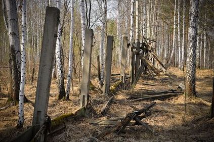 Buncăr abandonat în apropierea sursei din sat, caravană de fotografie blog blog