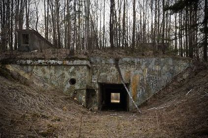 Buncăr abandonat în apropierea sursei din sat, caravană foto vitală a blogului