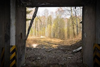 Buncăr abandonat în apropierea sursei din sat, caravană de fotografie blog blog