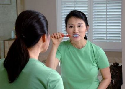 Навіщо чистити зуби перед сном або після вечері
