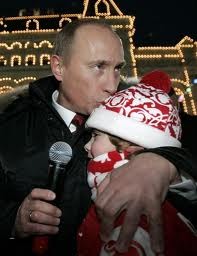 Miért Putyin megcsókolta a fiút a gyomorban