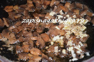 Запечена картопля в мундирі з грибами