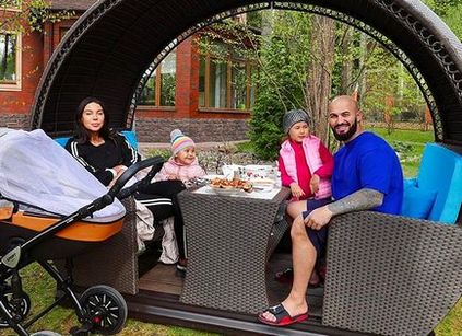 Soția Jihan oxana samalova și-a montat versiunea video-zilelor și nopților - din familie