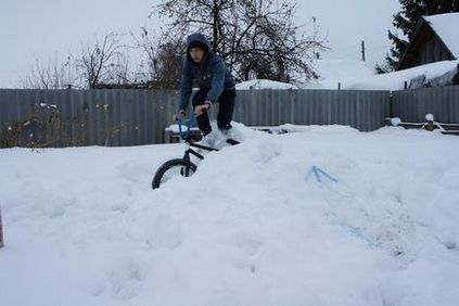 Patinajul de iarnă pe bmx sau cum se construiește o distilare și o traversă de zăpadă