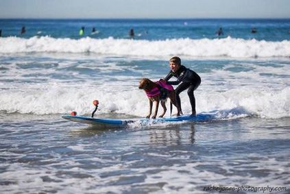 Золоте серце собака-серфер допомагає хворим дітям і дорослим полюбити життя і знайти сили боротися