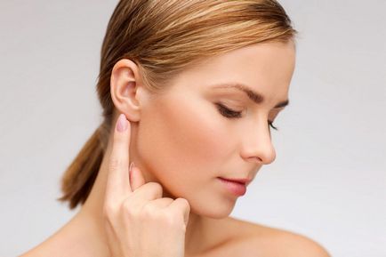 Біль у вусі при ковтанні або жуванні, що віддає у щелепу або вилицю причини